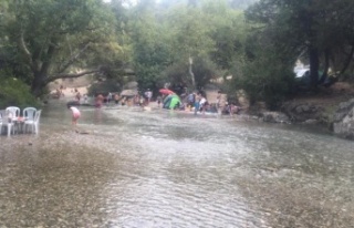 Turistlerin yağmur sevinci