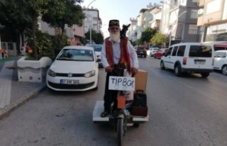 Turizm elçisi yaşlı adam ve köpeği, turistlerin...