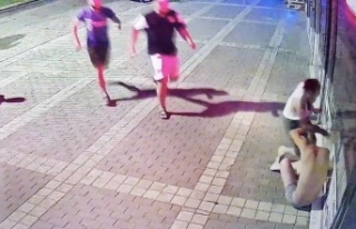 Üzerinde sadece iç çamaşırıyla işyerinin kapısına...