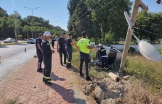 Virajı alamayan otomobil elektrik direğini yerinden...