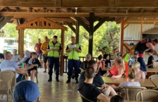 Yabancı uyruklu turistlere kendi dillerinde trafik...