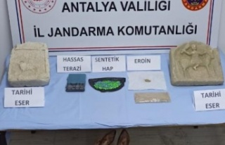 Yaşlı kadın evinde uyuşturucu ve tarihi eserle...