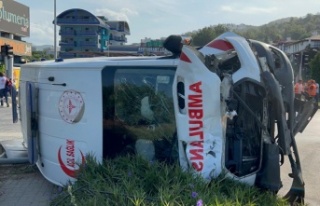 Alanya'da feci kaza! Hasta sevk eden ambulans...