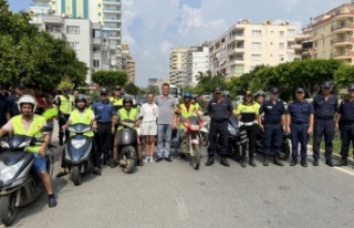 Alanya’da motosiklet sürücülerine reflektif yelek...