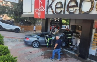 Alanya’da otomobil kaldırımdaki yaya çarpıp,...