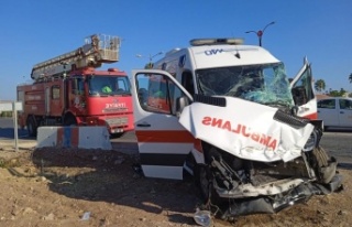 Antalya'da ambulans ile midibüs çarpıştı:...