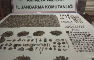 Antalya'da jandarma 3 bin 331 parça tarihi eser...