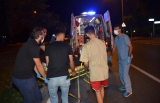 Antalya'da motosiklet orta refüje çarptı:...