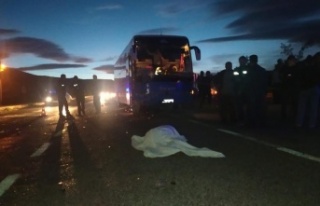 Antalya'da tur otobüsü motosiklete çarptı:...