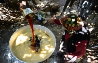 Bakır tavalarda kızgın ateşte 4-5 saat kaynıyor,...