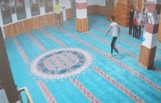 Camiye elinde kazma ve ayakkabıyla giren Rus turist...