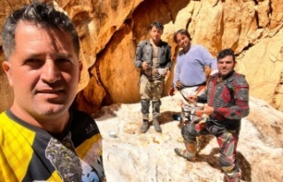 Dağcıların Eylül ayında 3 bin rakımda kar kuyusu...