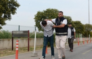 Eski karısını akşamları dışarı çıkıyor...