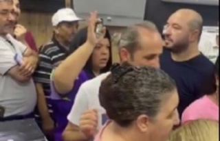 İndirimdeki fritöz için birbirlerine girdiler