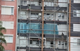 İnşaat işçilerinin 15 katlı binada güvenlik...