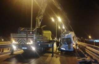 Lastiği patlayan tur minibüsüne kamyon çarptı,...