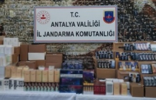 Manavgat'ta kaçak parfüm ve sigara operasyonu