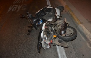 Motosiklet refüje çarptı: 1 yaralı