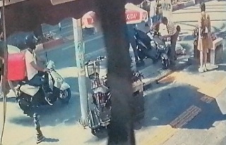 Motosikletin çarptığı yayaya ilk müdahale sağlık...