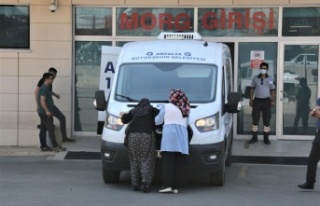 Oğlunun acısına dayanamayıp cenaze aracını öpen...