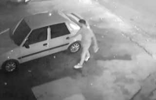 Otomobilleri tek tek dolaştı, tek poşetle geldiği...