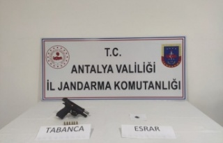 Sigara paketinin üzerine ayağıyla basınca yakayı...