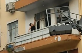 Sinir krizi geçiren kadın evinin balkonunu yaktı,...