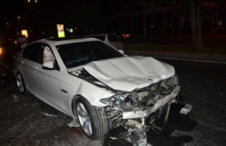 Sürücünün kontrolünden çıkan araç, 2 araca...