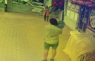 Tezgahtaki karpuzu çalmak için omuzladı, karşısındaki...