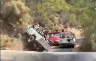 Turistleri taşıyan cip safari aracı devrildi