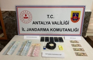 Uyuşturucu satıcıları jandarmadan kaçamadı