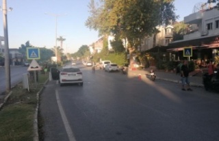 Yayalara yol vermek için duran otomobilin altına...