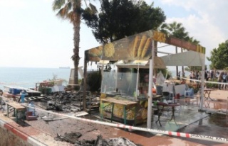 Yıkım kararı verilen büfe yandı