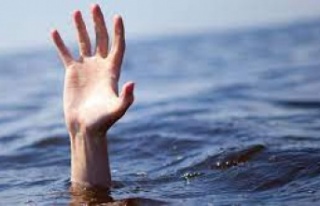 Yüzerken boğulma tehlikesi geçiren turist kaldırıldığı...