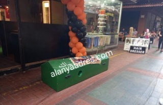 Alanya'da tabutlu eğlenceye esnaf tepkisi