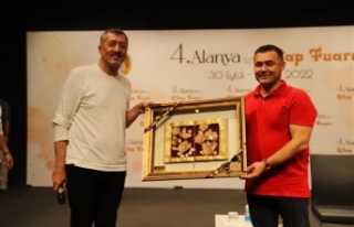 Alanya Kitap Fuarı ikinci gününde Dr. Ziya Selçuk'u...