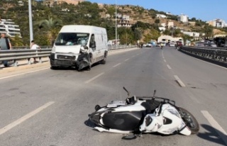 Alanya’da minibüs ile motosiklet çarpıştı:...