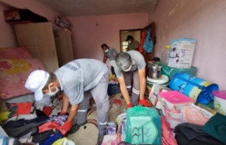 Antalya'da çöp evden iki kamyon atık çıktı