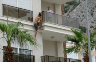 Balkonda annesini alıkoyan şahıs, herkese ecel...