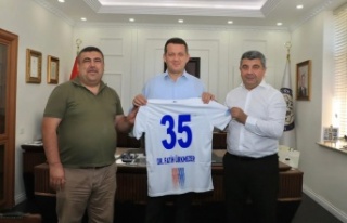 Başkan Uğur’dan Kaymakam Ürkmezer’e forma jesti