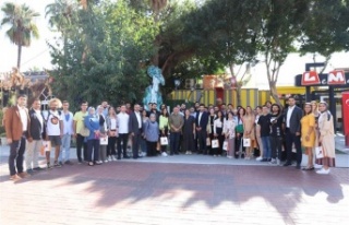 Başkan Yücel ALKÜ'lü ve AHEP'li öğrencilerle...