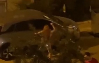 Genç kadın çılgına döndü, taşla otomobile...