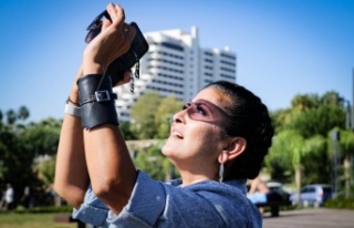 Güneş gözlüğü ile parçalı Güneş tutulmasını,...