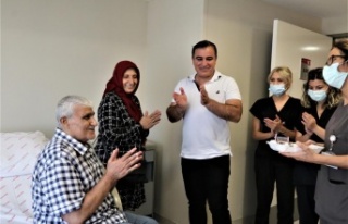 Karaciğer nakli olan hastaya ameliyat ekibinden sürpriz...