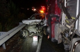 Karşı şeride geçen tır, çarpıştığı otomobili...