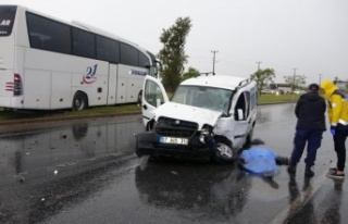 Kırmızı ışık ihlali yapan yolcu otobüsü hafif...