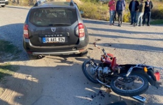 Otomobile çarpan motosiklet sürücüsü ağır yaralandı