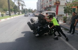 Otomobilin çarptığı ATV, park halindeki araca...