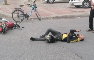 Plakası bantla kapatılmış motosikletiyle otomobile...