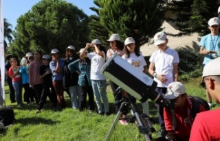 Rektör Özkan öğrencilerle birlikte güneş tutulmasını...